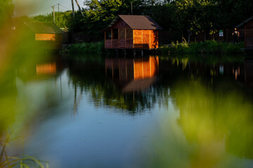 Obraz premium Brown wooden house on the lake 