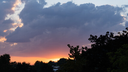 Sonnenuntergang, Wolken, Silhoutte, Abendstimmung, romantisch, Baum, Baumsilhoutte, Himmel, feuerrot, Abenddämmerung
