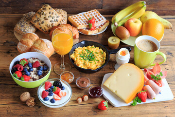 gedeckter frühstückstisch