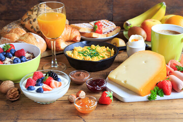 gedeckter frühstückstisch