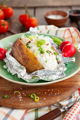 Gebackene Kartoffel mit Sour Cream
