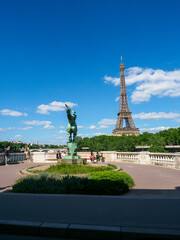 Fototapeta na wymiar la Tour Eiffel et la Statue du Maréchal Joseph Joffre à Paris