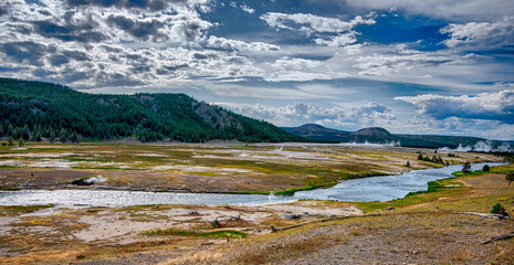 old faithful geyser in yeallowstone national park