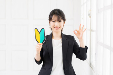 初心者マークを持つ若いビジネスウーマン