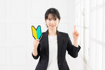 初心者マークを持つ若いビジネスウーマン