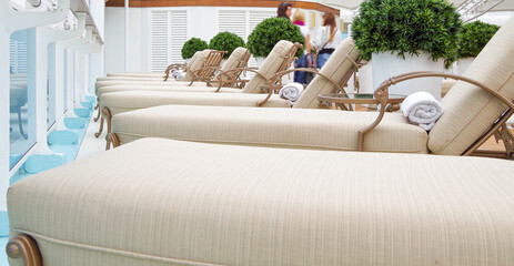 Elegante Balkon- oder Loungemöbel auf Pooldeck von Kreuzfahrtschiff - Deck chairs and sun loungers...