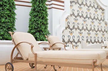 Elegante Balkon- oder Loungemöbel auf Pooldeck von Kreuzfahrtschiff - Deck chairs and sun loungers...