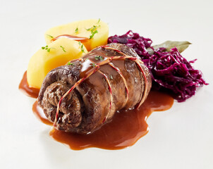 Single beef roulade with red cabbage and potato