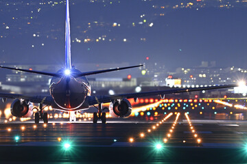 夜の滑走路で離陸体制の旅客機