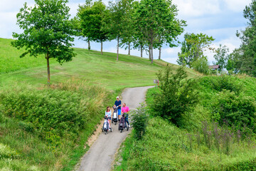 Familie unterwegs auf dem Golfplatz.