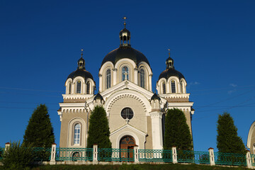 Fototapeta na wymiar church with golden domes against the sky
