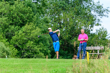 Junger Golfspieler beim Abschlag
