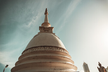Buddyjska biała stupa, budynek świątyni. © insomniafoto