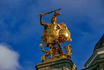 Fototapeta na wymiar Goldene Skulptur auf einem Schloss in Bonn 