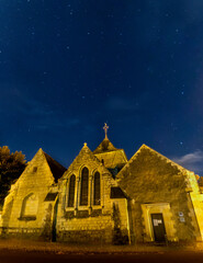 église et ciel étoilé