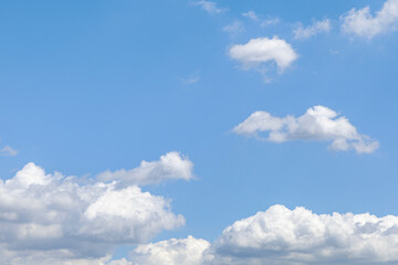 푸른 가을 하늘의 예쁜 흰 구름