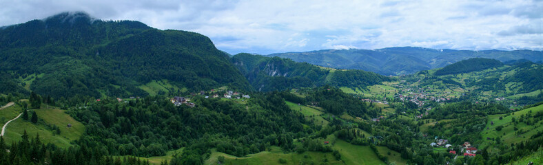 Fototapeta premium Podu Dambovitei y el valle del río Dambovita en Transilvania, Rumanía.