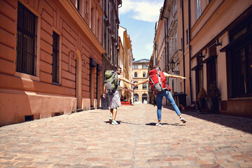 Fototapeta premium Young tourist couple enjoying the city streets