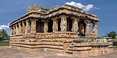Obraz premium Entrance of Durga temple with blue sky and clouds, Aihole, Karnataka, India.