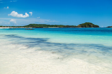 Mar absolutamente transparente de colores celestes y azules