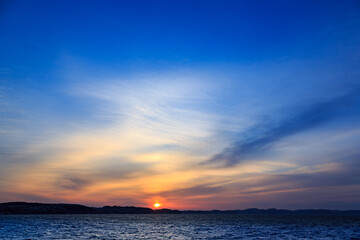 美しい朝焼けと青い空の江の島の海の朝