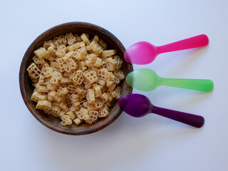 Children's macaroni in a wooden bowl