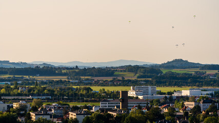 Gleitschirmspringer über der Stadt Wels in Oberösterreich