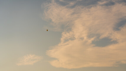 Heißluftballon mit Wolken