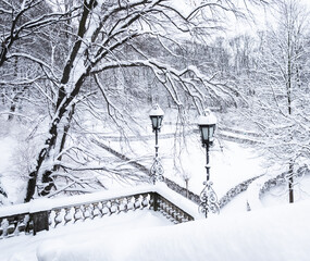Plaza de ciudad cubierta de nieve