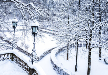 Plaza de ciudad cubierta de nieve