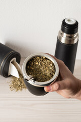 mano sosteniendo un mate