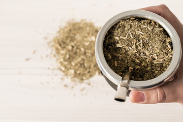 Mano sosteniendo un mate © VP Varela Pamela