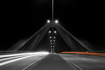 Pasan los coches en un puente bien entrada la noche