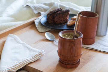 Desayuno argentino con mate en la cama, habitación luminosa y clara