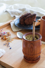 Desayuno argentino con mate en la cama, habitación luminosa y clara
