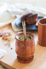 Desayuno argentino con mate en la cama, habitación luminosa y clara