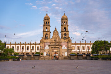 Obraz premium Las palomas vuelan a los lados de la Basílica de Zapopan Jalisco.
