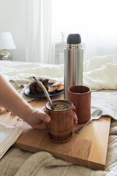 Desayuno argentino con mate en la cama, habitaci&oacute;n luminosa y clara