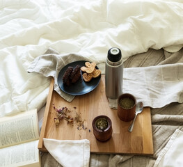 Desayuno argentino con mate en la cama, habitación luminosa y clara