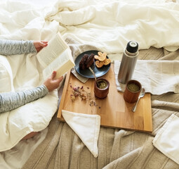 Desayuno argentino con mate y leyendo un libro en la cama, habitación luminosa y clara
