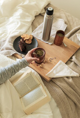 Fototapeta na wymiar Desayuno argentino con mate y leyendo un libro en la cama, habitación luminosa y clara