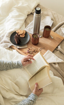 Desayuno argentino con mate y leyendo un libro en la cama, habitaci&oacute;n luminosa y clara