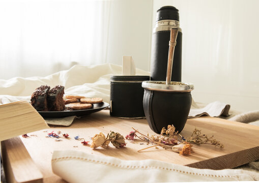 Desayuno argentino con mate en la cama, habitaci&oacute;n luminosa y clara