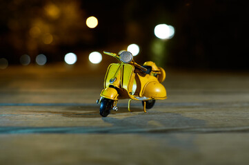 Moto de juguete con efecto bokeh en la noche