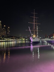 Fototapeta na wymiar boat in the harbor at night