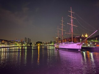 Fototapeta na wymiar boat in the harbor at night