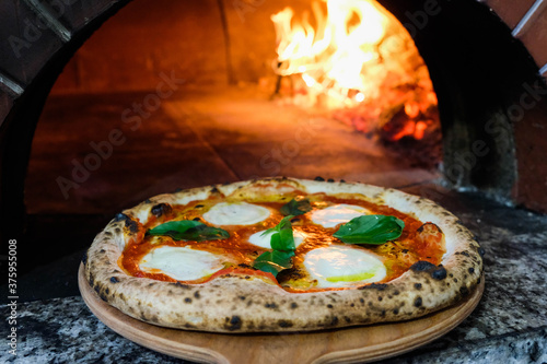 Pizza Margherita Con Mozzarella Pomodoro Basilico E Olio Extra Vergine  D'oliva Bordo Alto Cornicione Alto Cotta Nel Forno A Legna Baking Wall  Mural | Baki-AndreaWh