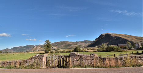 Naklejka premium paisaje,prado,muro,montaña