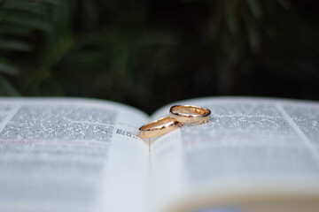 husbands rings on the bible before the wedding