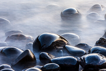 海の玉石が夜明けの光に映えて
美しい。早朝の屋久島小瀬田海岸(9月)
